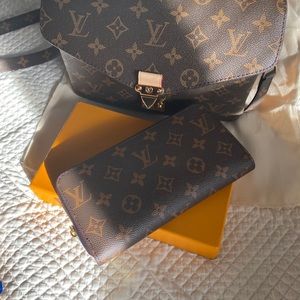 Crossbody bag and matching wallet